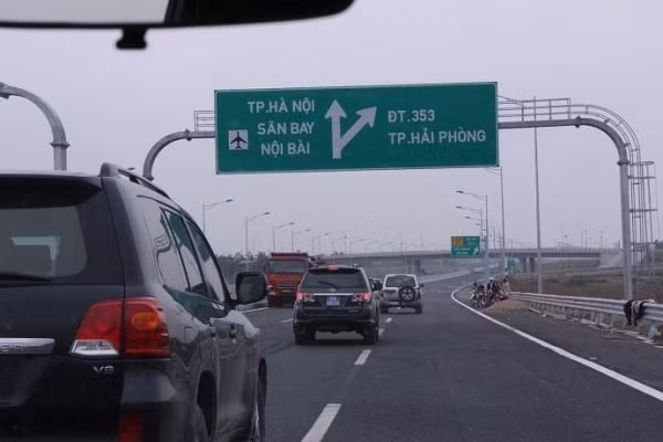 Phương tiện lưu thông trên tuyến đường cao tốc Hà Nội - Hải Phòng