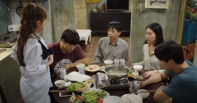 “Cây táo nở hoa” dù gây sốt ban đầu nhưng càng về sau càng bộc lộ nhiều điểm yếu cố hữu của phim Việt.