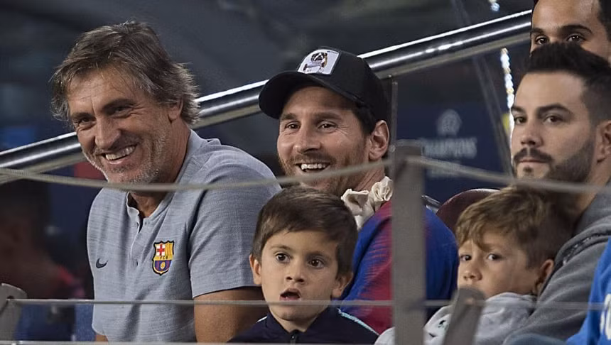 Costa (trái) hỗ trợ cho Messi mọi vấn đề ngoài sân cỏ. Ảnh: AS