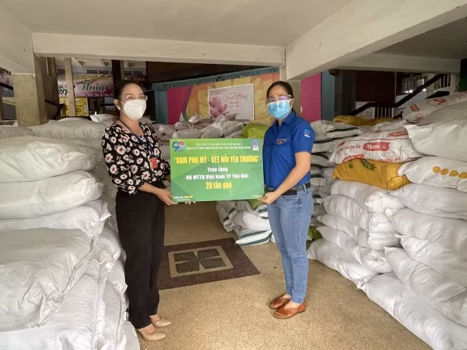 Trao tặng gạo hỗ trợ các hoàn cảnh khó khăn tại TP. Thủ Đức.