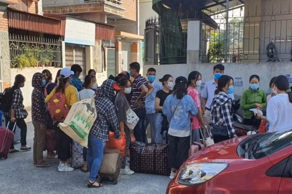 Sinh viên trường Cao đẳng nghề Nghi Sơn tập trung trong sân trường trước giờ xuất phát. Ảnh tư liệu