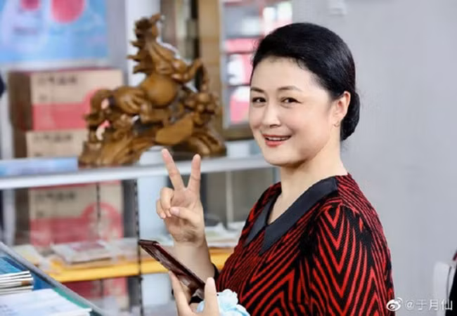 Nữ diễn viên Vu Nguyệt Tiên qua đời trong một tai nạn giao thông, hưởng dương 50 tuổi.