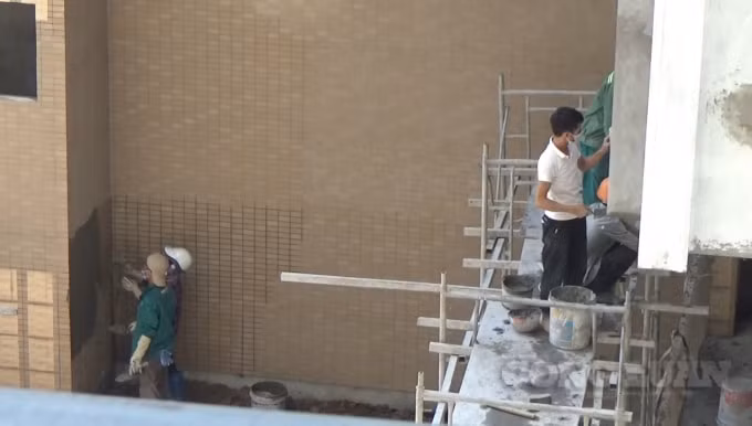 Tăng cường kiểm tra, giám sát công tác phòng, chống&nbsp;dịch Covid-19 tại các công trình xây dựng trên địa bàn thành phố. Ảnh: Hà Đương