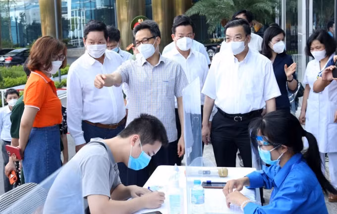 Phó Thủ tướng Chính phủ Vũ Đức Đam kiểm tra điểm tiêm vaccine tại trụ sở Tập đoàn FPT (quận Cầu Giấy)