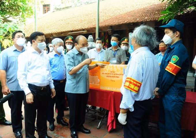 Chủ tịch nước Nguyễn Xuân Phúc thăm, động viên nhân dân khu dân cư truyền thống thực hiện tốt “vùng xanh” tại Khu dân cư số 1, phường Mai Động, quận Hoàng Mai.