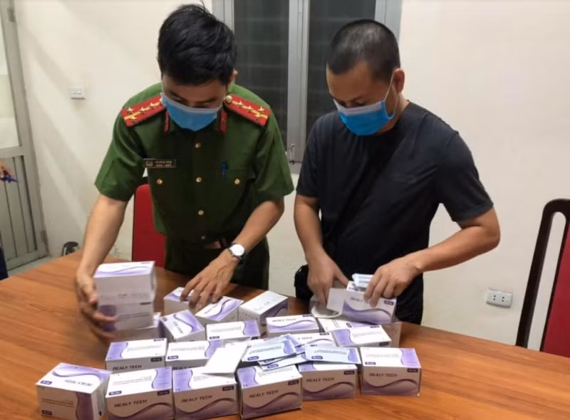 Hình ảnh N.K.H. cùng tang vật vụ án. Ảnh: cand