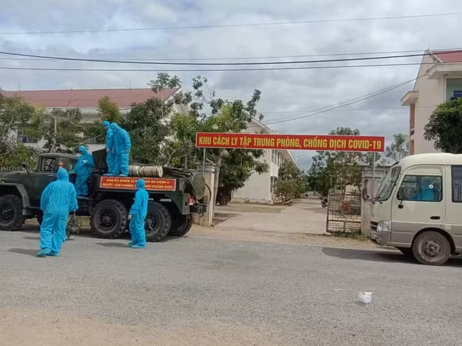 8 trường hợp bị xử phạt gần 16 triệu đồng vì ăn nhậu trong khu cách ly tại Trường THCS DTNT huyện Phú Thiện. danviet.vn