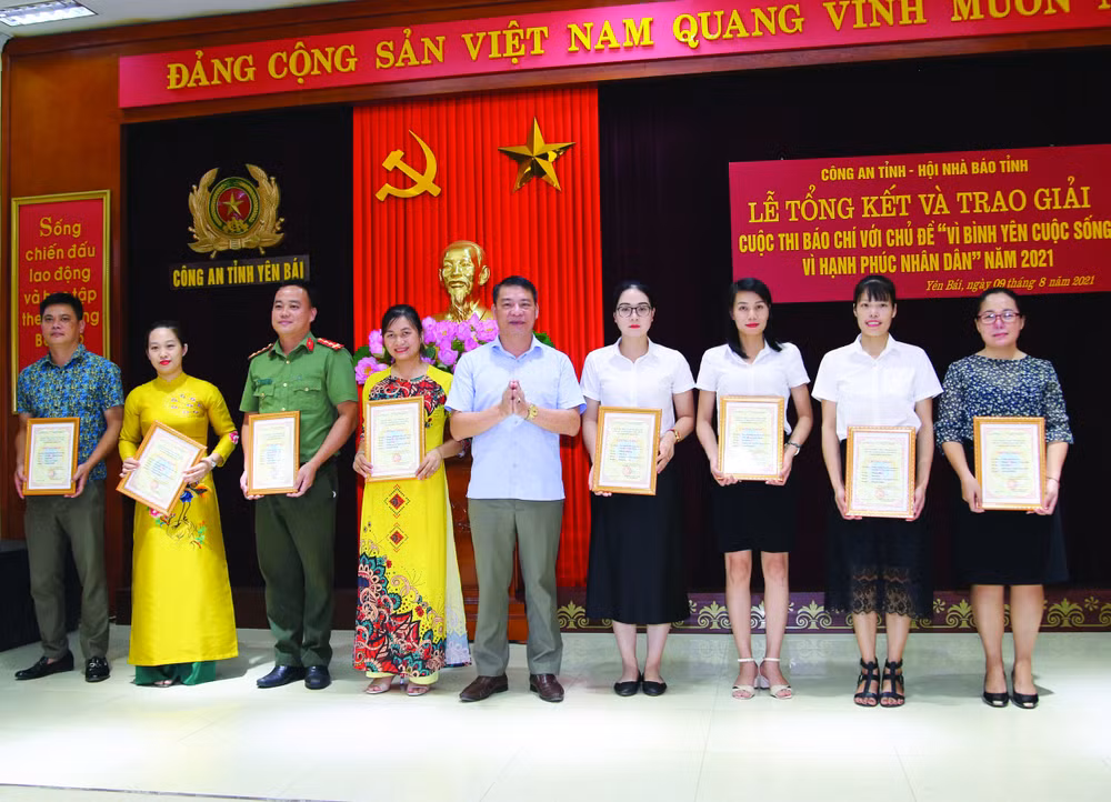 Đồng chí Nguyễn Xuân Cảnh - Phó Chủ tịch Thường trực Hội Nhà báo Yên Bái trao giải cho các tác giả. Ảnh: P.V
