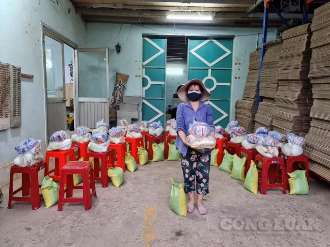 Đối với hộ dân khó khăn, sinh viên kẹt lại TP. HCM sẽ được nhận gạo, lương thực để tự chế biến