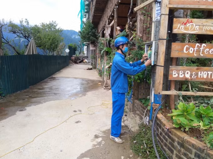 Người kỹ thuật viên dũng cảm Mai Đức Cảnh trong công việc hàng ngày tại Sa Pa.