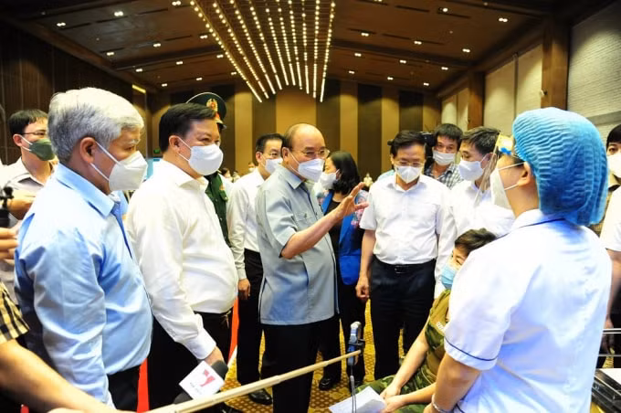 Chủ tịch nước Nguyễn Xuân Phúc thăm hỏi, động viên các nhân viên y tế làm nhiệm vụ tiêm vaccine phòng COVID – 19 cho nhân dân tại phường Bạch Đằng, quận Hai Bà Trưng.