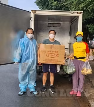 Bất kể nắng, mưa, nhóm luôn cố gắng giao đến nơi đúng giờ