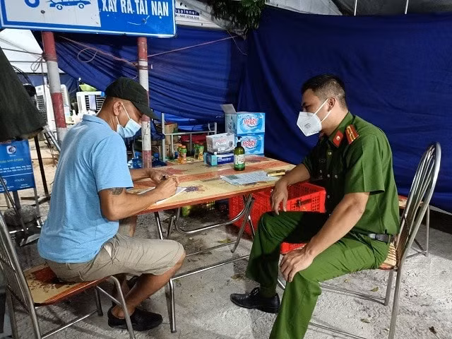 Lực lượng Công an làm việc với người sử dụng giấy xét nghiệm giả tại chốt A06. Ảnh: Công an tỉnh Hải Dương