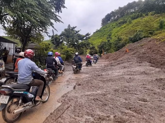 Vị trí sạt lở, đất tràn ra lòng đường.