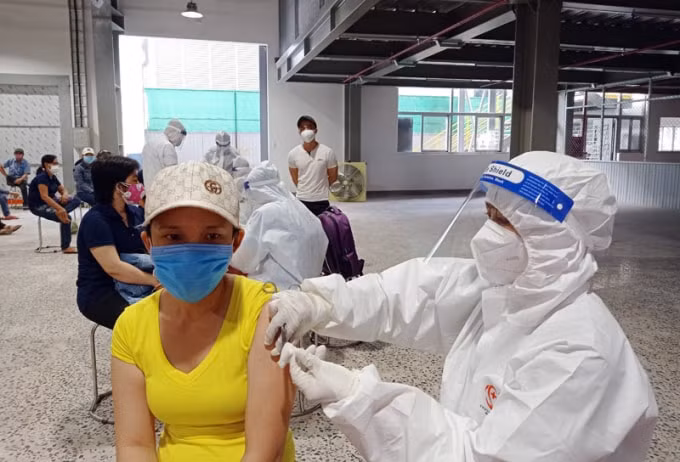 Số lượng vaccine phân bổ còn khiên tốn so với số lao động trong các công ty.