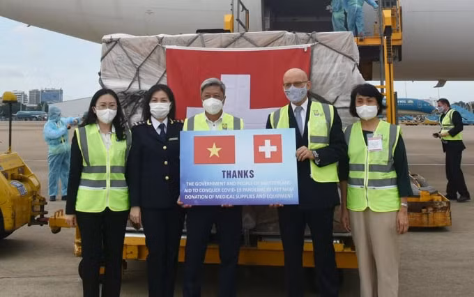 Thụy sĩ đã viện trợ nước ta thiết bị vật tư y tế quan trọng phục vụ công tác phòng, chống dịch (ảnh TL).