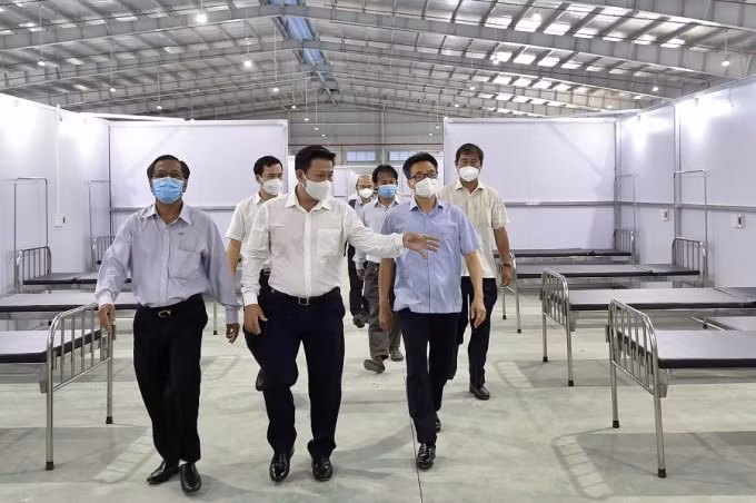 Phó Thủ tướng Vũ Đức Đam kiểm tra công tác chuẩn bị Bệnh viện Dã chiến số 1 (tại Khu công nghiệp Thành Thành Công, thị xã Trảng Bàng, tỉnh Tây Ninh)