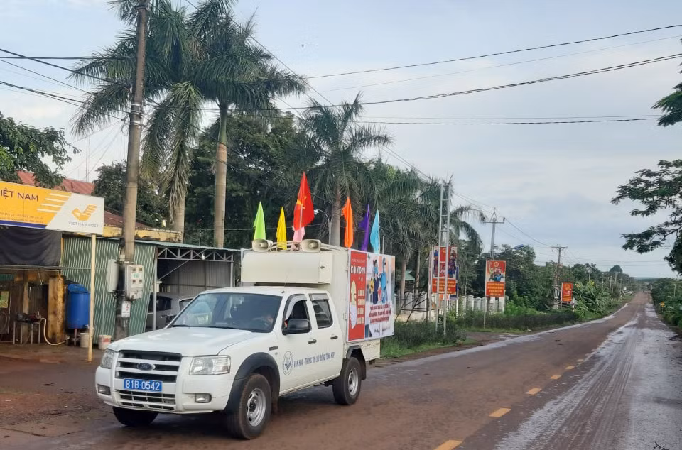 Xe loa tuyên truyền phòng, chống dịch Covid-19 của Trung tâm Văn hóa thông tin & thể thao huyện Đức Cơ đi xuống các thôn bản. Ảnh: NVCC
