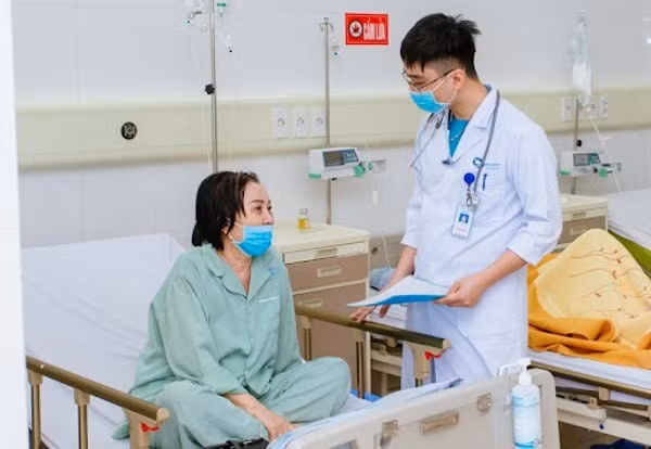 Bộ Y tế yêu cầu các cơ sở khám bệnh, chữa bệnh bảo đảm duy trì hoạt động khám bệnh, chữa bệnh thông thường cùng với việc tăng cường năng lực chuyên môn, sẵn sàng ứng phó với tình huống dịch bệnh COVID-19 diễn biến nghiêm trọng. Ảnh minh họa