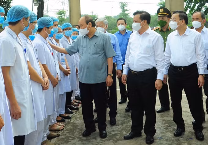 Chủ tịch nước thăm hỏi, động viên nhân viên y tế, chiến sĩ quân đội đang làm việc tại cơ sở thu dung, điều trị bệnh nhân COVID-19 ở Khu nhà ở sinh viên Pháp Vân - Tứ Hiệp.