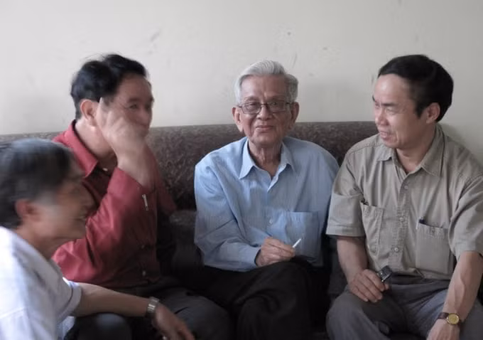 Nhà báo Hữu Thọ trò chuyện với tác giả (Trần Bá Dung) và các nhà báo khi về thăm ATK Thái Nguyên, 20.4.2010. Ảnh: Hà Phương Thiện.