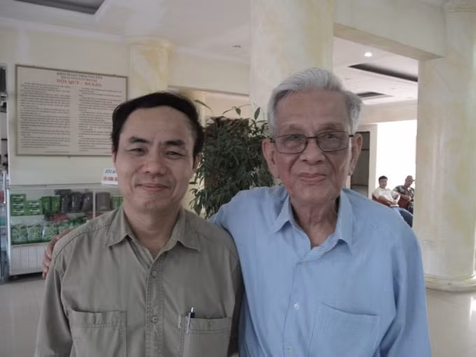 Nhà báo Hữu Thọ và tác giả Trần Bá Dung trong chuyến về thăm ATK Thái Nguyên, 20.4.2010. Ảnh: Hà Phương Thiện.