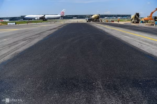 Dự án cải tạo đường cất hạ cánh, đường lăn sân bay quốc tế Nội Bài sẽ được hoàn thành vào cuối năm nay. Ảnh: VNE
