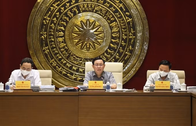 Chủ tịch Quốc hội Vương Đình Huệ cùng Phó Chủ tịch Thường trực Quốc hội Trần Thanh Mẫn, Phó Chủ tịch Quốc hội Nguyễn Khắc Định tại cuộc họp.