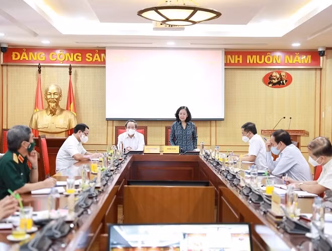 Bà Trương Thị Mai, Ủy viên Bộ Chính trị, Bí thư Trung ương Đảng, Trưởng Ban Tổ chức Trung ương và ông Hoàng Đăng Quang, Ủy viên Trung ương Đảng, Phó Trưởng Ban Tổ chức Trung ương đồng chủ trì Phiên họp.