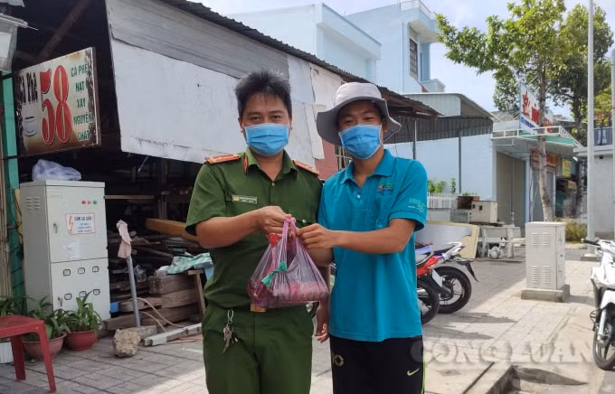 Đạt còn tham gia gói 100 đòn bánh tét tặng cho các chốt kiểm dịch