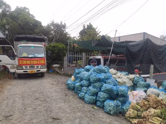 Nhiều hôm, Đạt phải lái xe từ 70-80km mỗi ngày đến các vựa rẫy, rau củ để vận động hỗ trợ người có hoàn cảnh khó khăn