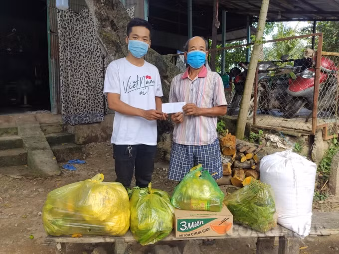 Giúp đỡ nhiều người, chàng trai miền Tây cho biết “món hời” lớn nhất mình nhận được chính là tình cảm của người dân