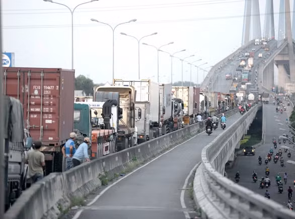 Ùn tắc giao thông nghiêm trọng thường xuyên xảy ra tại cái tuyến đường dẫn tới cảng Cát Lái. Ảnh-TT