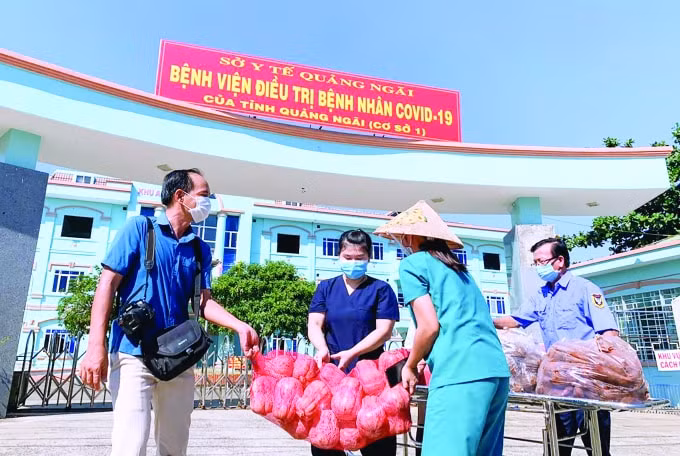 Hội viên Hội Nhà báo tỉnh Quảng Ngãi trao tặng lương thực, thực phẩm cho Bệnh viện điều trị bệnh nhân Covid-19 tỉnh Quảng Ngãi.