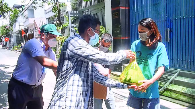 Ông Nguyễn Văn Đức - Phó Chủ tịch UBND phường Bình Hưng Hòa B, quận Bình Tân TP.HCM đến chỗ trọ, gửi tặng quà, động viên hai vợ chồng anh Luận - chị Quỳnh. Ảnh: NT