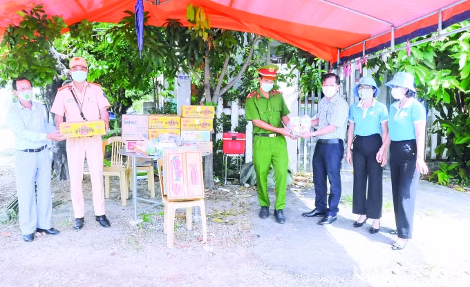 Lãnh đạo Hội Nhà báo tỉnh Quảng Ngãi tặng quà cho lực lượng làm nhiệm vụ tại chốt kiểm dịch thị xã Đức Phổ.