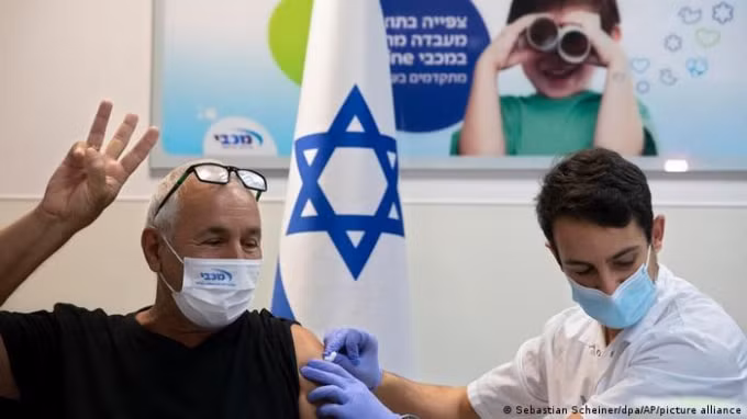 Người dân Israel được tiêm phòng COVID-19. Ảnh: DPA