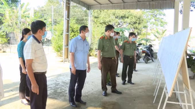 Thiếu tướng Trần Phú Hà, Giám đốc Công an tỉnh Thanh Hoá kiểm tra công tác phòng, chống dịch Covid-19 tại huyện Ngọc Lặc