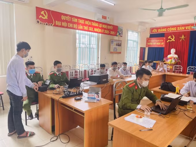 Công an Thanh Hoá nỗ lực ngày đêm làm thủ tục cấp căn cước công dân gắn chip cho nhân dân
