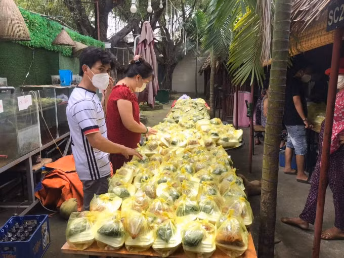 Bếp ăn yêu thương 0 đồng cung cấp 500 suất ăn phục vụ các y bác sĩ tuyến đầu chống dịch.