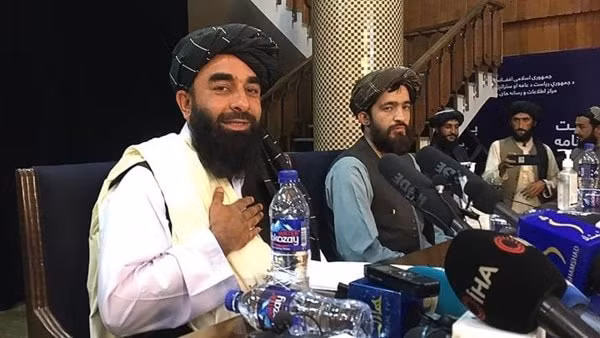 Người phát ngôn phong trào Taliban Zabihullah Mujahid chủ trì cuộc họp báo sau khi lực lượng này giành quyền kiểm soát Afghanistan. Nguồn: AFP