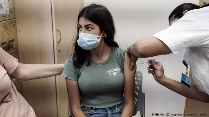 Phần lớn các ca nhiễm mới ở Israel nằm trong số thanh thiếu niên chưa được tiêm chủng và chính phủ muốn trẻ từ 12-15 tuổi tiêm vắc xin - Ảnh: Zumapress