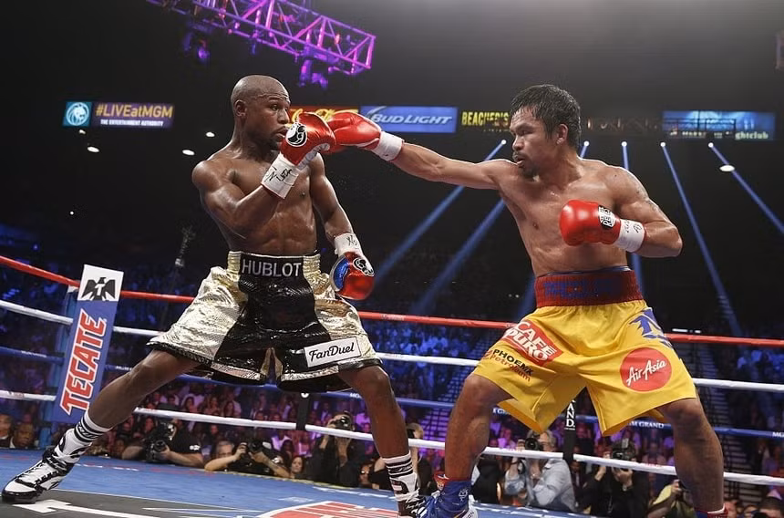 Pacquiao và Mayweather trong màn so găng vào năm 2015. Ảnh: Getty Images