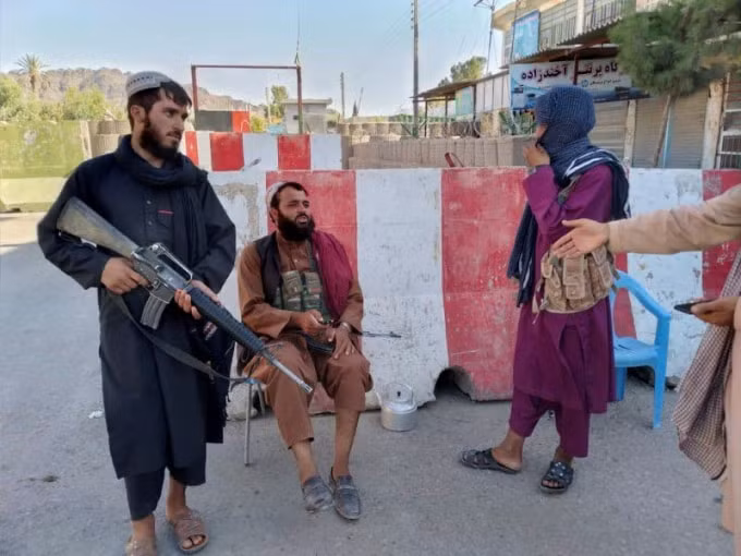 Các chiến binh Taliban đứng gác tại một điểm kiểm tra ở Farah, Afghanistan ngày 11 tháng 8 năm 2021 - Ảnh: REUTERS / Stringer