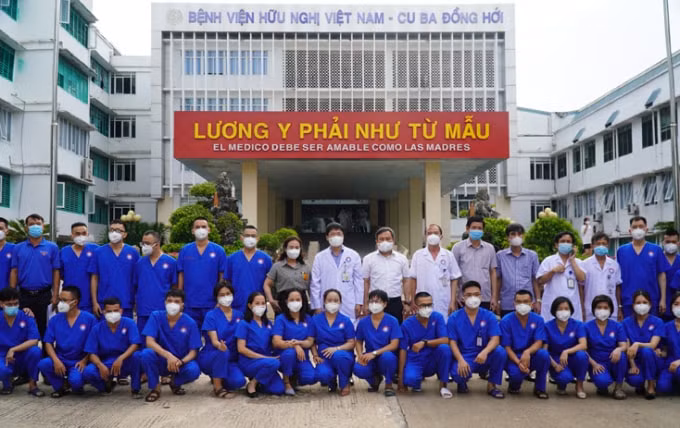 Lãnh đạo tỉnh chụp ảnh lưu niệm cùng đoàn công tác trước khi lên đường vào TP.HCM tham gia chống dịch Covid-19.