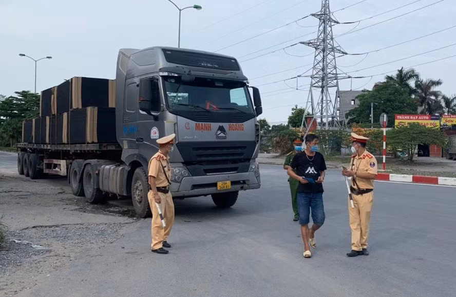 Lực lượng chức năng kiểm tra phương tiện ra, vào thành phố tại một chốt kiểm soát. Ảnh: hanoimoi