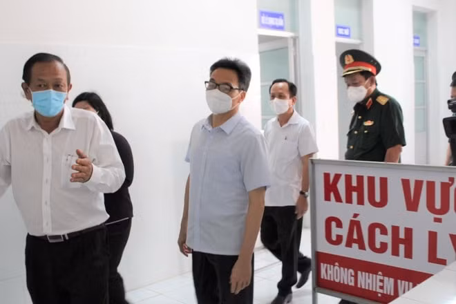 Phó Thủ tướng đến kiểm tra tại Bệnh viện Lao và bệnh phổi Bạc Liêu, nơi đang chuẩn bị giường bệnh để sẵn sàng tiếp nhận, điều trị bệnh nhân COVID-19. (chiều 7/8)