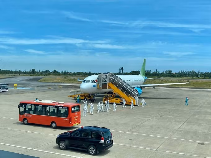 Bamboo Airways thực hiện chuyến bay đặc biệt đưa 200 y, bác sĩ từ nhiều bệnh viện đầu ngành tại miền Trung hỗ trợ TP.Hồ Chí Minh chống dịch COVID-19