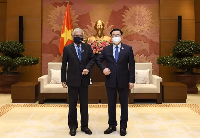 Chủ tịch Quốc hội Vương Đình Huệ và ông Kamal Malhotra - Điều phối viên thường trú của Liên hợp quốc tại Việt Nam.
