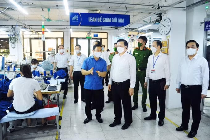 Bí thư Thành ủy Hà Nội Đinh Tiến Dũng kiểm tra công tác phòng, chống dịch Covid-19 tại Tổng Công ty May 10, phường Sài Đồng. Ảnh: Nguyễn Thành